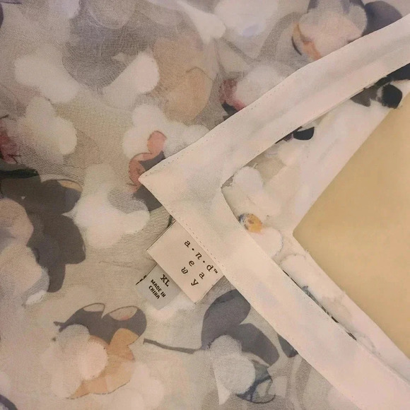 a new day Women's Sheer Floral Butterfly V Neck Sleeveless Top Medium - Picture 3 of 5